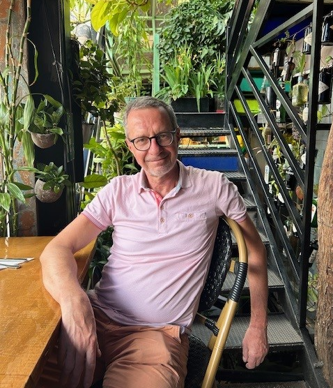 jacek_drazek_autor_karibik Autor Jacek Drozak an einem Tisch sitzend in der Karibik